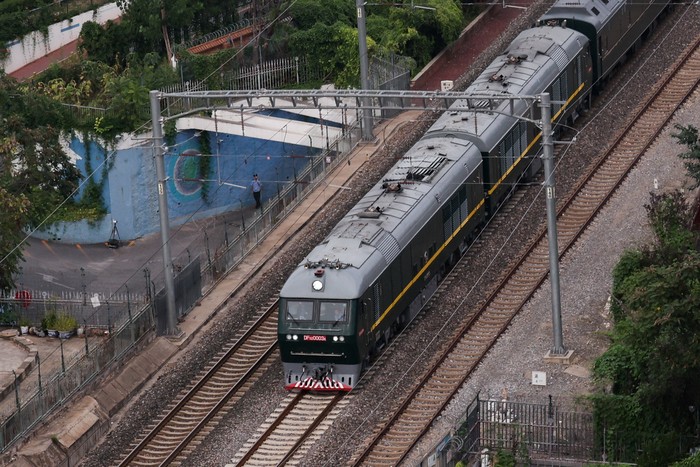 Kereta yang dinaiki Kim Jong Un dari Korea Utara menuju Beijing, Chnia untuk menghadiri parade militer A North Korean flag flutters from a train believed to be carrying North Korean leader Kim Jong Un, as it arrives in Beijing, China, September 2, 2025. The North Korean leader is expected to attend a military parade in Beijing on Wednesday to mark the 80th anniversary of the end of World War Two. REUTERS/Go Nakamura TPX IMAGES OF THE DAY