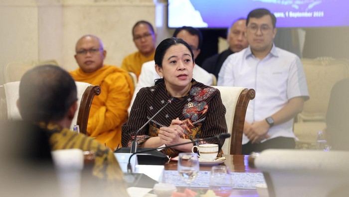 Ketua DPR RI Puan Maharani mengikuti pertemuan dengan sejumlah tokoh yang dipimpin Presiden Prabowo Subianto untuk berdialog. Dalam forum tersebut, Prabowo mengundang berbagai tokoh bangsa, mulai dari pimpinan partai politik, tokoh agama, hingga perwakilan buruh untuk berdialog dan menyikapi perkembangan situasi nasional. Ketua DPR RI Puan Maharani mengikuti pertemuan dengan sejumlah tokoh yang dipimpin Presiden Prabowo Subianto untuk berdialog. Dalam forum tersebut, Prabowo mengundang berbagai tokoh bangsa, mulai dari pimpinan partai politik, tokoh agama, hingga perwakilan buruh untuk berdialog dan menyikapi perkembangan situasi nasional.