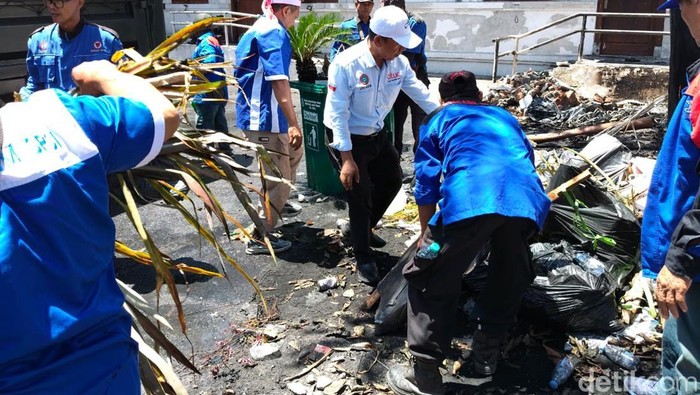 Khofifah bersama buruh bersih-bersih puing sisa kebakaran Grahadi