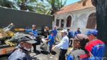 Khofifah Bareng Serikat Buruh Bersihkan Sisa Kebakaran Grahadi