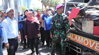Khofifah Bareng Serikat Buruh Bersihkan Sisa Kebakaran Grahadi