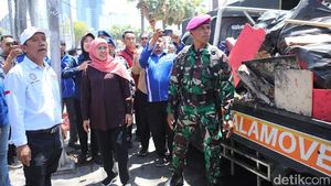 Khofifah Bareng Serikat Buruh Bersihkan Sisa Kebakaran Grahadi