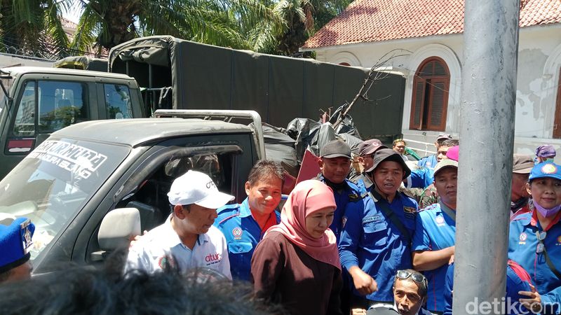 Khofifah bersama buruh bersih-bersih puing sisa kebakaran Grahadi