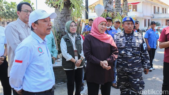 Khofifah bersama buruh bersih-bersih puing sisa kebakaran Grahadi Khofifah bersama buruh bersih-bersih puing sisa kebakaran Grahadi