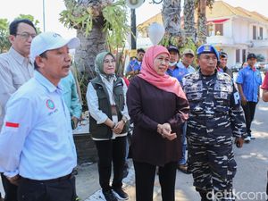 Momen Khofifah Gandeng Buruh Bersih-bersih Puing Sisa Kebakaran Grahadi