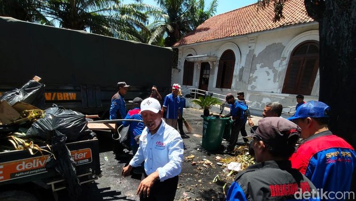 Khofifah bersama buruh bersih-bersih puing sisa kebakaran Grahadi