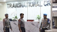 Kompol Cosmas Kaju Gae melintasi lobi gedung TNCC Mabes Polri sebelum menjalani sidang etik, Rabu (3/9/2025).