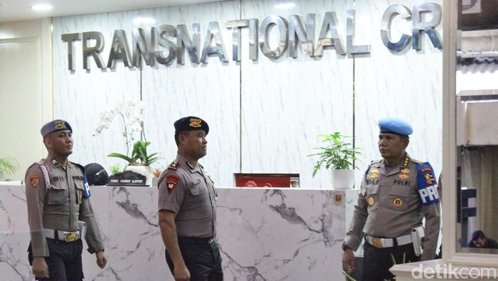 Kompol Cosmas Hadiri Sidang Etik Terkait Tewasnya Pengemudi Ojol Dilindas Rantis Anggota Brimob, Kompol Cosmas Kaju Gae, melintasi lobby gedung TNCC Mabes Polri menuju ruang sidang etik, Rabu (3/9/2025). Dia diagendakan mengikuti sidang kode etik terkait dengan kasus tewasnya pengendara ojol, Affan Kurniawan.
