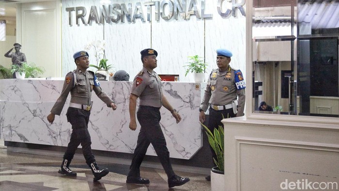 Kompol Cosmas Hadiri Sidang Etik Terkait Tewasnya Pengemudi Ojol Dilindas Rantis Anggota Brimob, Kompol Cosmas Kaju Gae, melintasi lobby gedung TNCC Mabes Polri menuju ruang sidang etik, Rabu (3/9/2025). Dia diagendakan mengikuti sidang kode etik terkait dengan kasus tewasnya pengendara ojol, Affan Kurniawan.