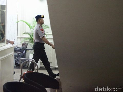 Anggota Brimob, Kompol Cosmas Kaju Gae, melintasi lobby gedung TNCC Mabes Polri menuju ruang sidang etik, Rabu (3/9/2025). Dia diagendakan mengikuti sidang kode etik terkait dengan kasus tewasnya pengendara ojol, Affan Kurniawan.
