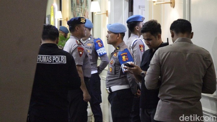 Kompol Cosmas Hadiri Sidang Etik Terkait Tewasnya Pengemudi Ojol Dilindas Rantis Anggota Brimob, Kompol Cosmas Kaju Gae, melintasi lobby gedung TNCC Mabes Polri menuju ruang sidang etik, Rabu (3/9/2025). Dia diagendakan mengikuti sidang kode etik terkait dengan kasus tewasnya pengendara ojol, Affan Kurniawan.