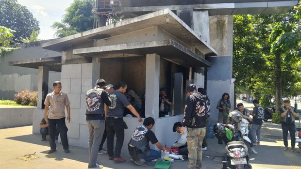Komunitas motor ikut mengecat ulang pos polisi di Bandung