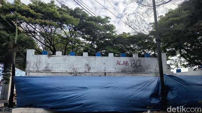 Kondisi pos polantas di flyover Makassar usai dibakar massa aksi unjuk rasa.