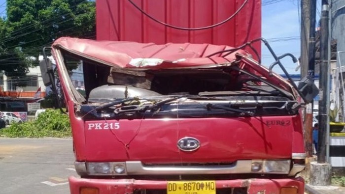 Kondisi truk yang rusak usai menabrak pohon di wilayah Antang, Makassar.