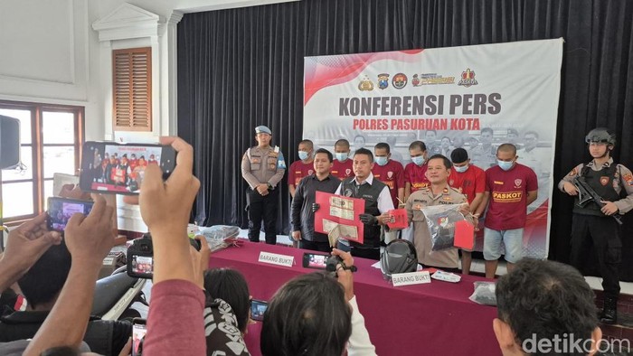 Konferensi pers penangkapan komplotan pelaku curanmor 16 TKP di Kota Pasuruan.