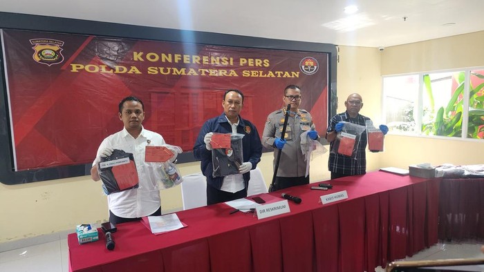 Konferensi pers terkait kasus perusakan gedung DPRD Sumsel dan kantor Ditlantas Polda Sumsel.