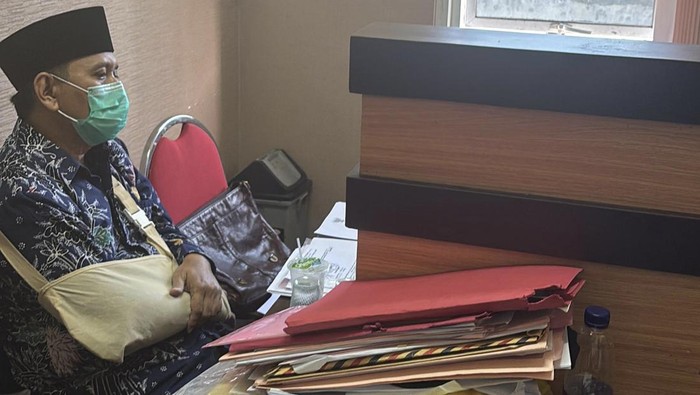 Koruptor HS saat dilakukan pemeriksaan di Kejari Sidoarjo