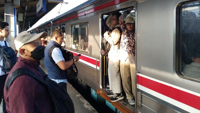 KRL di Stasiun Citayam Tujuan Jakarta Kota Padat