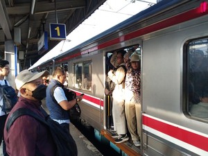 Jurus Roker Pilih Gerbong KRL Demi Satset saat Transit