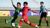 Di menit ke-50, mereka mendapat hadiah penalti yang dieksekusi sempurna oleh Jeong Jae-sang. Skor berubah menjadi 3-0.