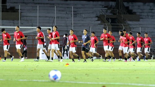 Sejumlah pesepak bola Timnas Indonesia U-23 mengikuti sesi latihan di Stadion Gelora 10 November, Surabaya, Jawa Timur, Selasa (2/9/2025). Latihan tersebut digelar sebagai persiapan Kualifikasi AFC U-23 Asian Cup 2026 yang diikuti Indonesia, Laos, Macau, dan Korea Selatan pada 3-9 September mendatang di Sidoarjo. ANTARA FOTO/Umarul Faruq/YU