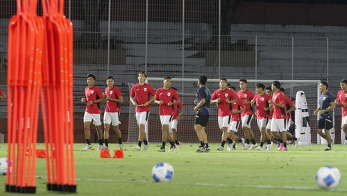 Sejumlah pesepak bola Timnas Indonesia U-23 mengikuti sesi latihan di Stadion Gelora 10 November, Surabaya, Jawa Timur, Selasa (2/9/2025). Latihan tersebut digelar sebagai persiapan Kualifikasi AFC U-23 Asian Cup 2026 yang diikuti Indonesia, Laos, Macau, dan Korea Selatan pada 3-9 September mendatang di Sidoarjo. ANTARA FOTO/Umarul Faruq/YU
