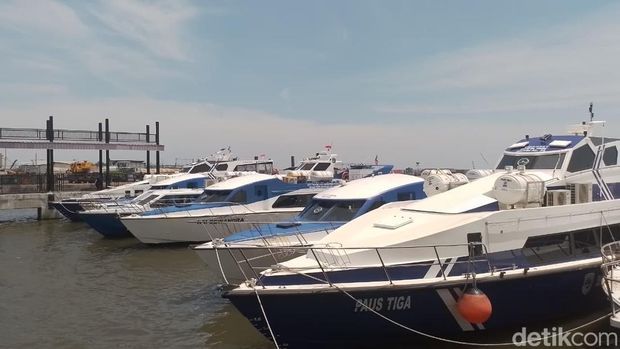 Layanan kapal wisata ke Kepualauan Seribu di Pelabuhan Muara Angke, Jakarta Utara.