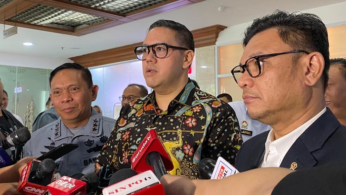 Gubernur Lemhannas Ace Hasan Syadzily dan Wakil Ketua Komisi I DPR Dave Laksono usai rapat bersama Komisi I DPR di kompleks parlemen, Senayan, Jakarta, Rabu (3/9/2025).