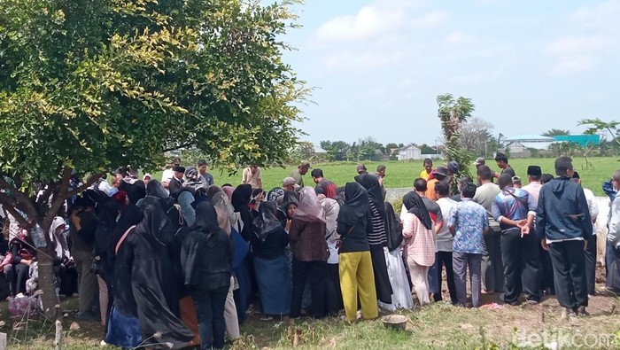 Lima jenazah yang ditemukan terkubur di sebuah rumah di Indramayu dimakamkan di makam keluarga