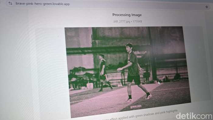Saat ini ramai penggunaan foto profil berwarna brave pink dan hero green di media sosial. Bagi yang penasaran, begini cara edit foto seperti itu.