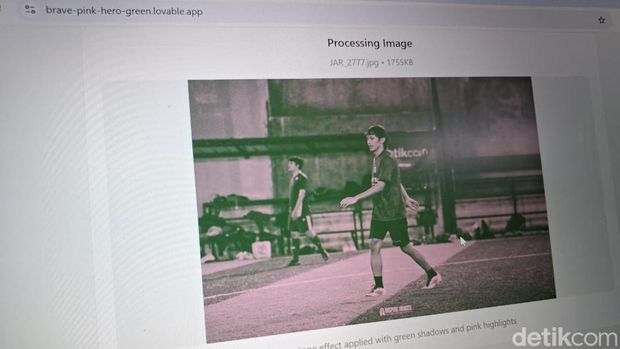 Saat ini ramai penggunaan foto profil berwarna brave pink dan hero green di media sosial. Bagi yang penasaran, begini cara edit foto seperti itu.