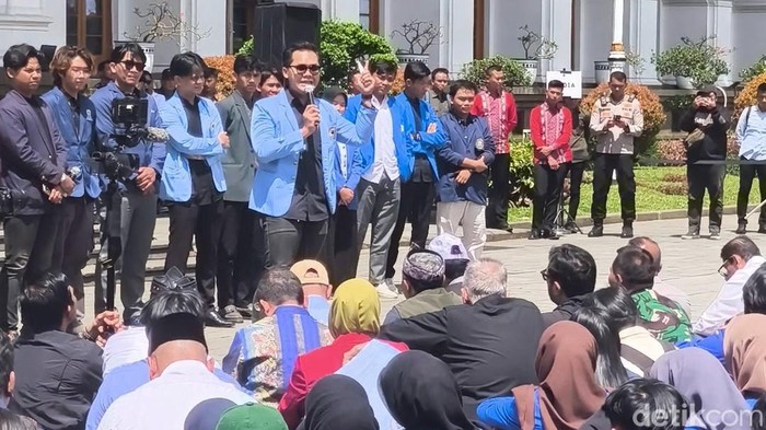 Mahasiswa saat menyampaikan kritik di depan Forkompinda Jabar