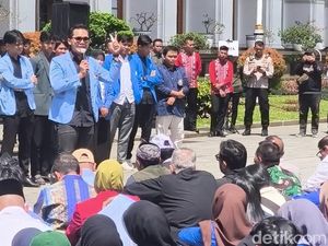 Mahasiswa Suarakan Kritik Represif Aparat di Depan Kapolda Jabar