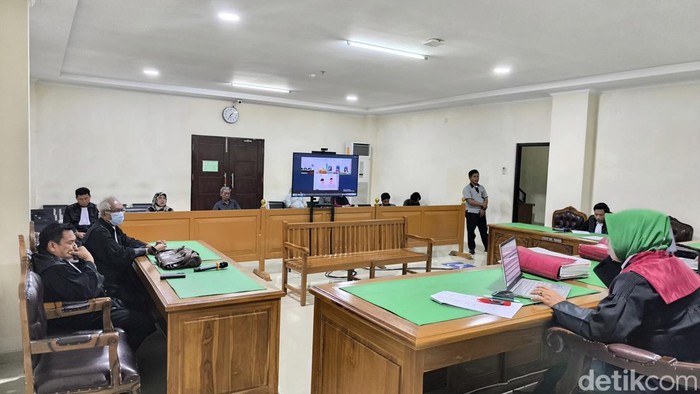 Majelis hakim saat membacakan putusan terhadap Terdakwa Kamarang dan Terdakwa Irfandy di PN Sungguminasa, Gowa.