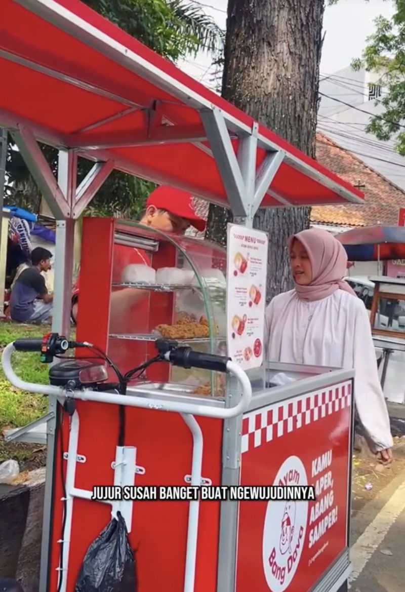 Makanan resto disajikan gerobak keliling
