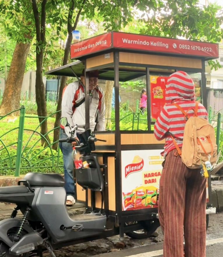 Makanan resto disajikan gerobak keliling
