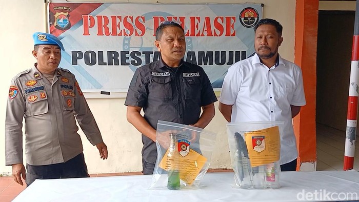 Polisi merilis kasus dua mahasiswa bawa bom molotov saat demo berujung ricuh di DPRD Sulbar.