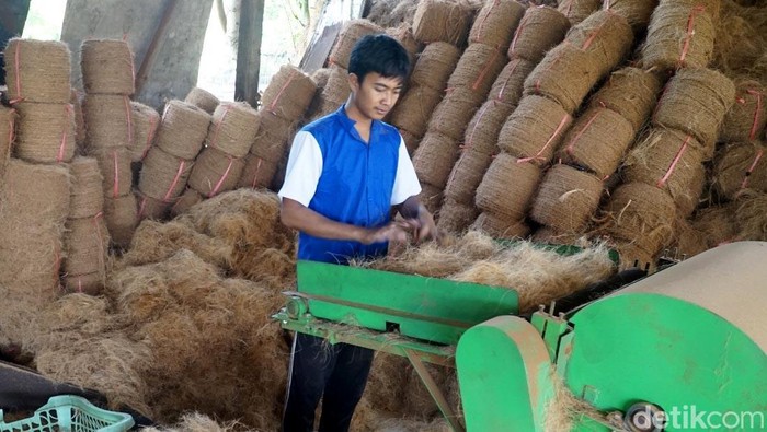 Manfaatkan Limbah Sabut Kelapa untuk Bahan Baku Sapu