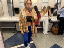 Outfit Terlalu Seksi, Mantan Model Playboy Ditegur Pramugari Saat Boarding