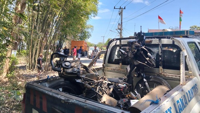 Kecelakaan tragis di Maros melibatkan sepeda motor dan truk, mengakibatkan dua wanita meninggal dunia.