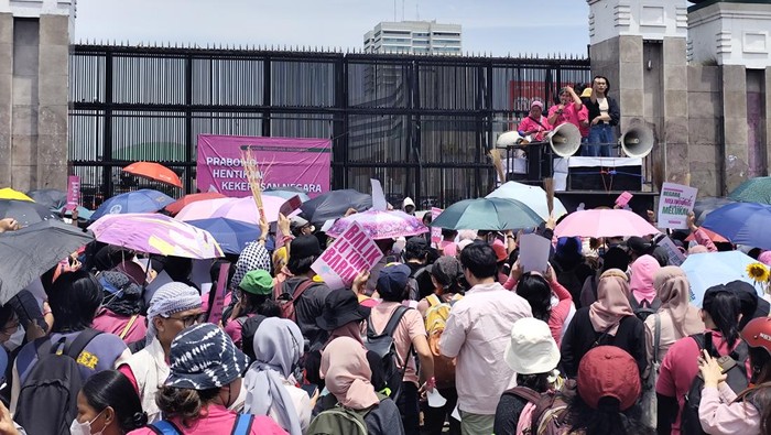 Massa Aliansi Perempuan Indonesia demo di depan DPR, Jakarta, Rabu (3/9/2025).