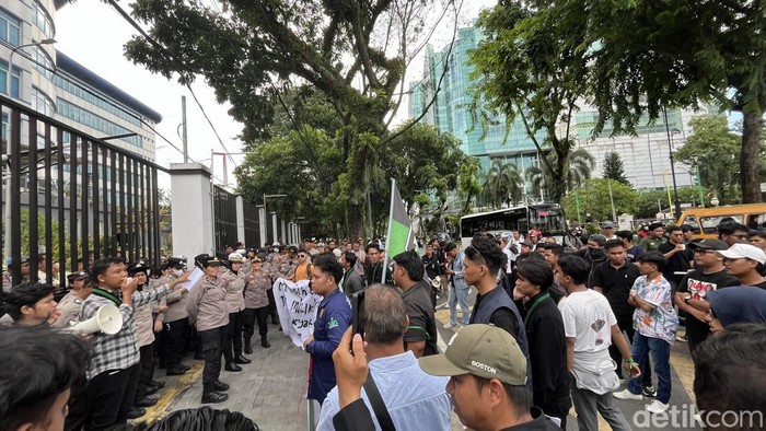 Massa yang tergabung di HMI Medan berunjuk rasa di depan Gedung DPRD Medan. (Kartika Sari/detikSumut)