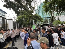 Demo di DPRD Medan, Massa dari HMI Sampaikan Sejumlah Tuntutan