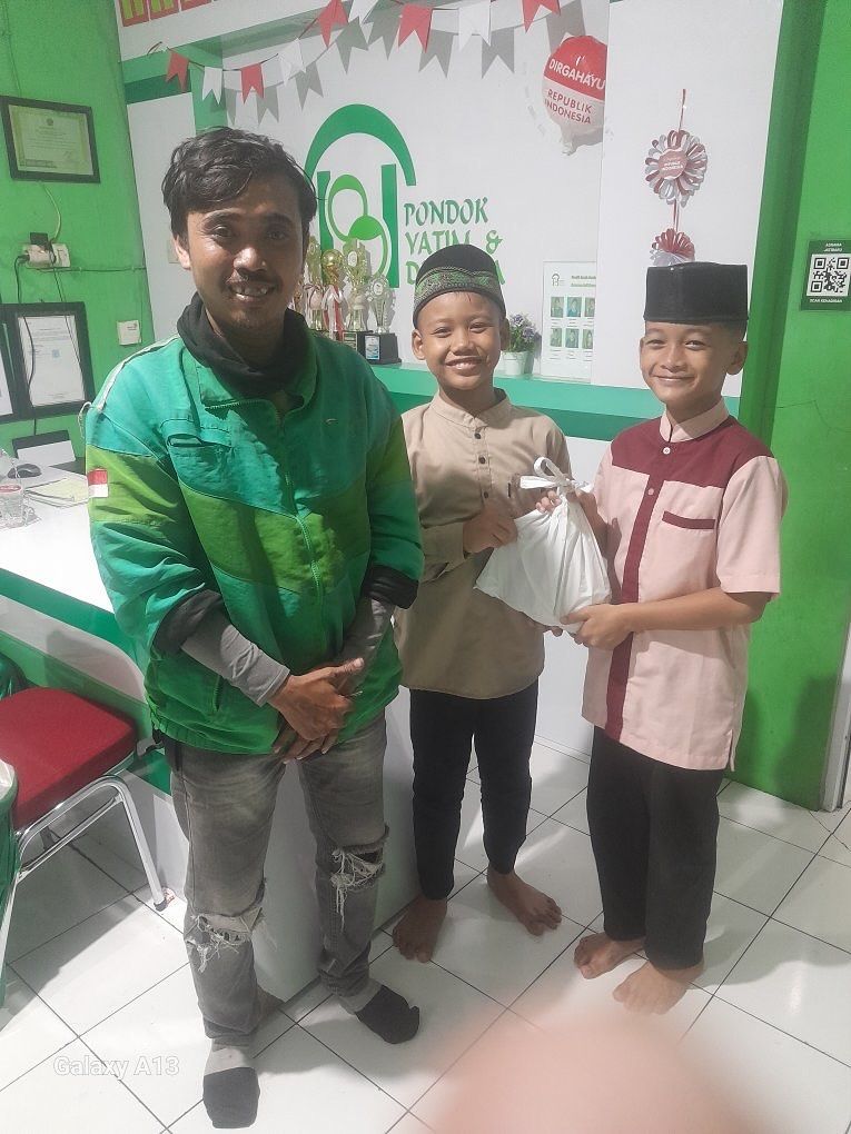 Dapat Makanan dari Warga Malaysia, Sopir Ojol Ini Berbagi ke Panti Asuhan