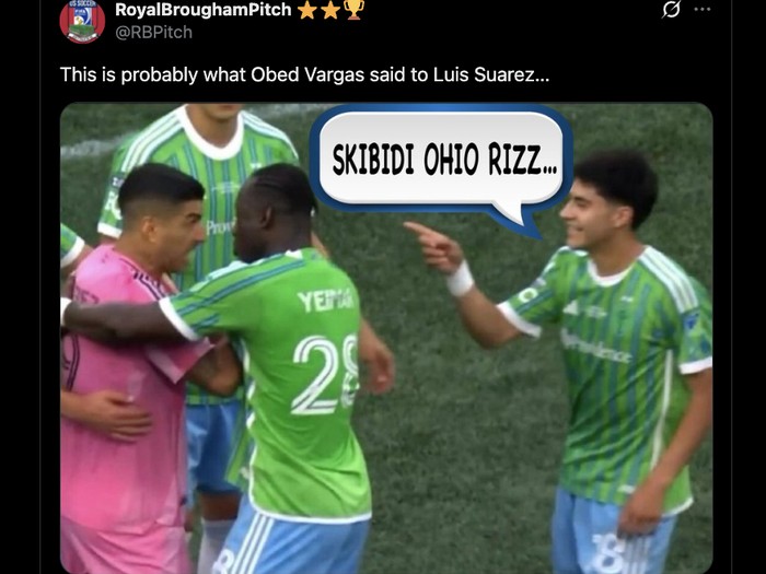 Meme Luis Suarez meludahi kubu lawan