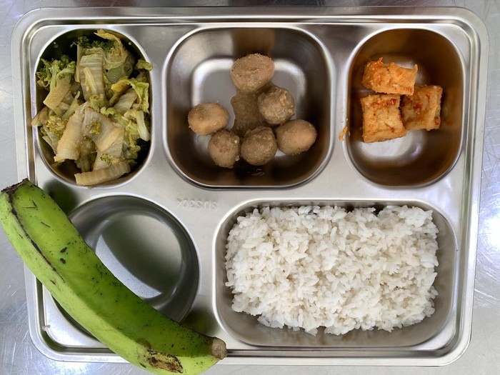 Menu program MBG yang disantap siswa SDN 1 Selat, Kecamatan Narmada, Lombok Barat. (Dok. Kabid P3KL Dinkes Lombok Barat, Suhaili)
