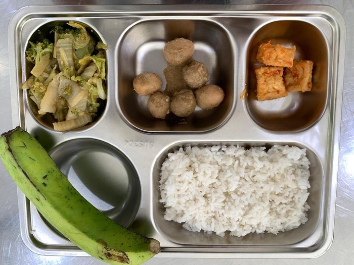 Menu program MBG yang disantap siswa SDN 1 Selat, Kecamatan Narmada, Lombok Barat. (Dok. Kabid P3KL Dinkes Lombok Barat, Suhaili)