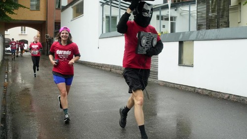 Participants of a fun run around locations in the video for the track 'Sandstorm' by Finnish electronic music artist and producer Darude reenact a scene from the video as they near the finish line in Helsinki, Finland, August 31, 2025. REUTERS/Tom Little