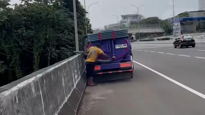 Mobil sedot WC kepergok buang tinja di Tol Cijago ke Sungai Ciliwung Depok, Minggu (31/8/2025).