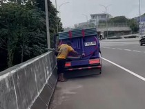 Truk Sedot WC Buang Tinja ke Sungai dari Jembatan Tol, Penyewa Minta Maaf